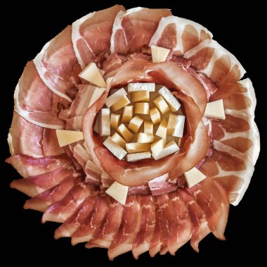 Siyah arka plan üzerine izole iştah açıcı lezzetli yemek Meze