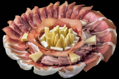 Siyah arka plan üzerine izole iştah açıcı lezzetli yemek Meze