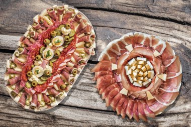 Ahşap Bahçe masa lezzetli yemekleri Meze sette eski yıpranmış meze kırık