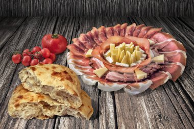 Lezzetli yemek Meze ile domates ve yırtık pide ekmek ekmek yarım demet eski yıpranmış kırık ahşap Bahçe masada ayarla meze