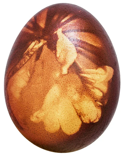 Beyaz arka plan üzerinde izole yaprakları diziniz süslenmiş kırmızı boyalı Paskalya yortusu yumurta — Stok fotoğraf