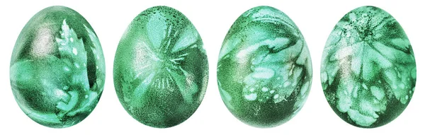Collezione di quattro uova di Pasqua tinte di verde smeraldo e decorate con impronte di foglie isolate su sfondo bianco — Foto Stock