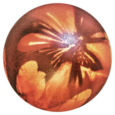 Yaprakları diziniz en iyi Oda beyaz arka plan üzerinde izole kırmızı ve dekore edilmiş boyalı Paskalya yortusu yumurta