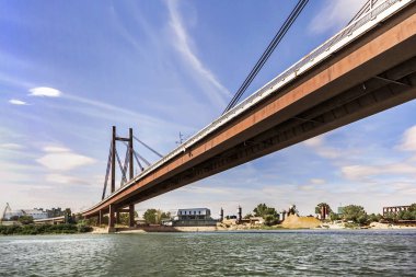 Yeni süspansiyon demiryolu köprüsü üzerinde Sava Nehri - Belgrad - Sırbistan