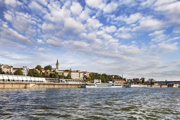 Belgrado toeristische nautische haven oude Depot met haven autoriteiten hoofdkwartier en internationaal personenvervoer poort Terminal met cruiseschepen verankerd op de rechter oever van de rivier Sava — Stockfoto