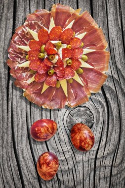 Lezzetli yemek Meze renkli Paskalya yumurtaları ile eski belirlemek Sırp geleneksel meze kırık düğümlü çam ahşap masa yüzey yıpranmış