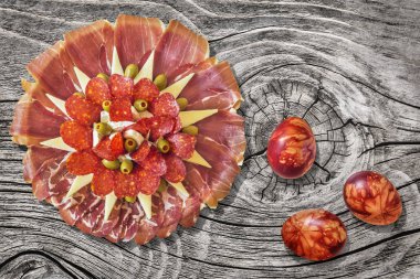 Lezzetli yemek Meze renkli Paskalya yumurtaları ile eski belirlemek Sırp geleneksel meze kırık düğümlü çam ahşap masa yüzey yıpranmış