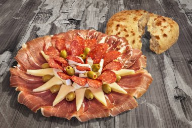 Meze lezzetli yemek Meze ve yırtık pide ekmek ekmek yarım kümesi eski yıpranmış kırık ahşap Bahçe masada