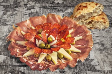 Meze lezzetli yemek Meze ve yırtık pide ekmek ekmek yarım kümesi eski yıpranmış kırık ahşap Bahçe masada