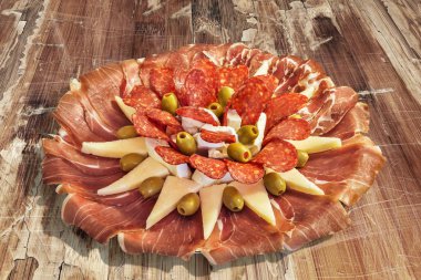 Lezzetli yemek Meze sette eski yıpranmış meze ahşap Bahçe masa kırık