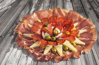 Lezzetli yemek Meze sette eski yıpranmış meze ahşap Bahçe masa kırık