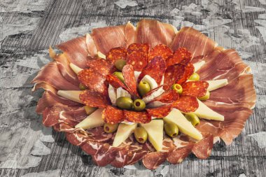 Lezzetli yemek Meze sette eski yıpranmış meze ahşap Bahçe masa kırık