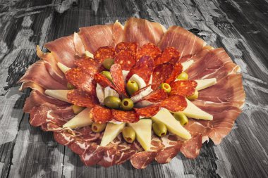 Lezzetli yemek Meze sette eski yıpranmış meze ahşap Bahçe masa kırık