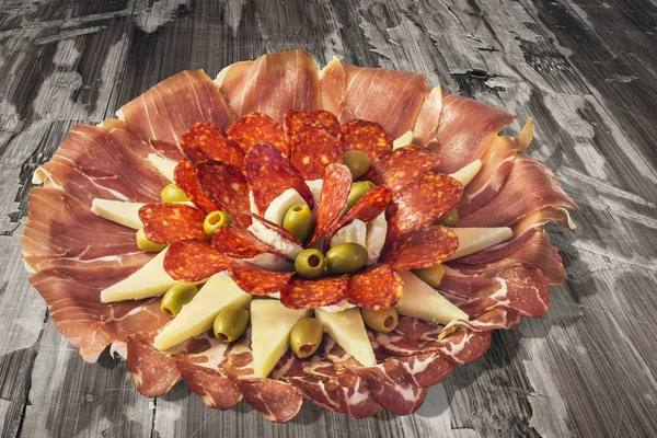 Aperitivo Savory Dish Meze Set en la mesa de jardín de madera agrietada envejecida — Foto de Stock