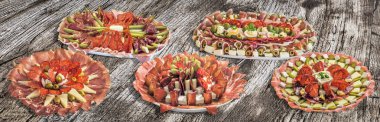 Ahşap piknik masa beş Sırp mezeler lezzetli yemekleri Meze sette eski topluluğu kırık