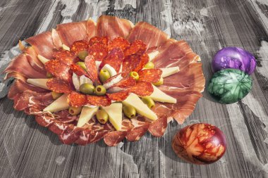 Eski yıpranmış kırık lapa lapa ahşap Bahçe masada meze lezzetli yemek Meze ve el boyalı renkli Paskalya yumurtaları ayarla