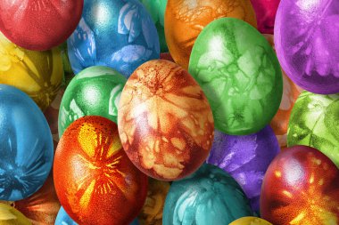 Renkli Paskalya yumurtaları avuç diziniz yaprakları ile süslenmiş