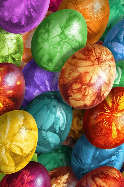 다채로운 부활절 계란을 잔뜩 장식 잎 인쇄물 — 스톡 사진