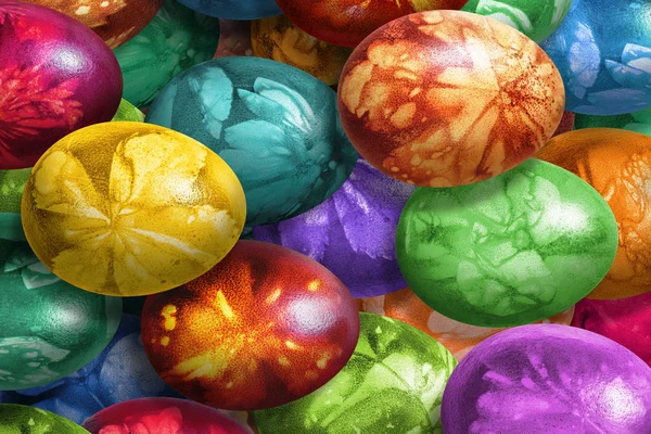 Csomó a színes húsvéti tojás díszített levelek lenyomatok — Stock Fotó