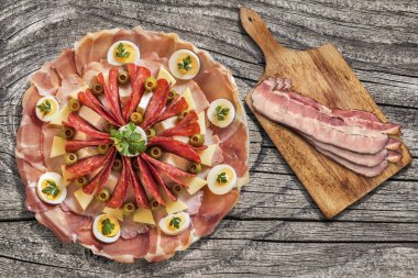 Meze lezzetli yemek Meze pastırma Rashers ayarlanmış eski düğümlü kırık ahşap Bahçe masada