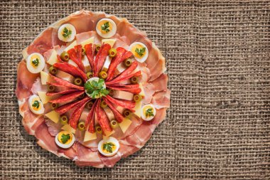 Meze lezzetli yemek Meze sette kaba Grunge çuval bezi zemin Vignetted