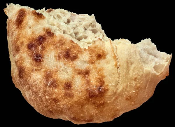 Kovászos Flatbread Loaf szakadt fele elszigetelt fekete háttér — Stock Fotó