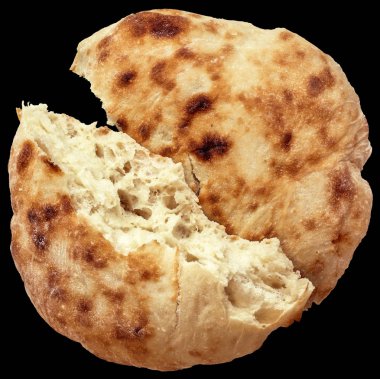 Siyah arka plan üzerine izole somun yırtık pide ekmek