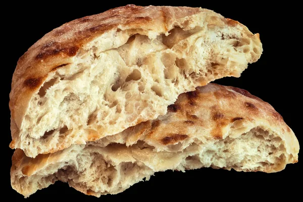 Siyah arka plan üzerine izole somun yarısı yırtık pide ekmek — Stok fotoğraf