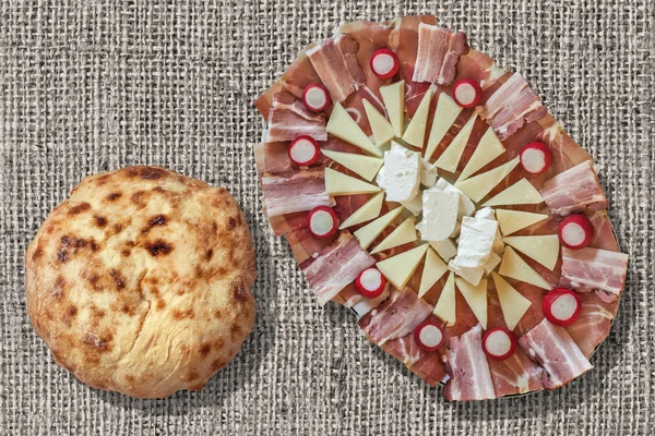 Закуска Закуска Закуска Мезе и лепешка Набор хлеба на фоне Jute Canvas — стоковое фото
