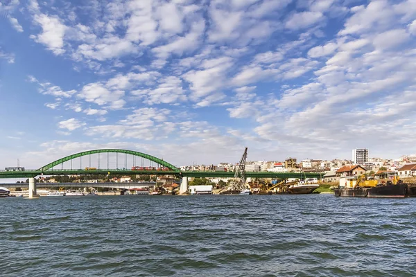 De rivier Sava met Branko van brug, oude Sava de brug, Savamala oude schip Dock en Belgrado centrum Skyline — Stockfoto