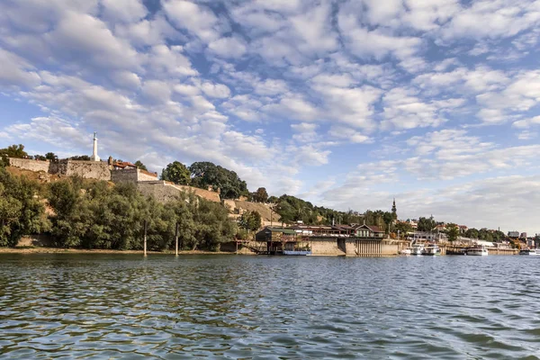 Panorama w Belgradzie z twierdzy Kalemegdan i turystycznym porcie oglądane z perspektywy rzeki Sawy — Zdjęcie stockowe