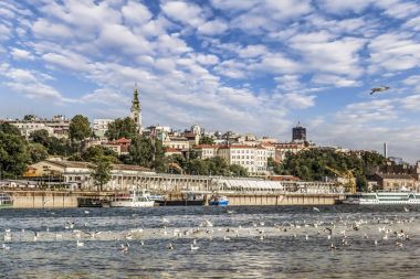 Belgrad şehir panoraması ile turistik liman Savamala alanda Sava Nehri açısından incelendi