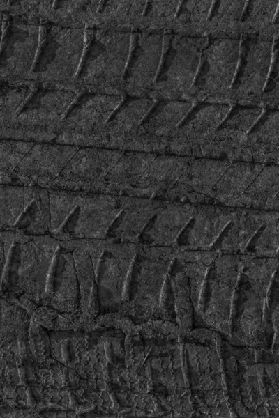 검은 모래 진흙 먼지에 타이어 트랙 인쇄 — 스톡 사진