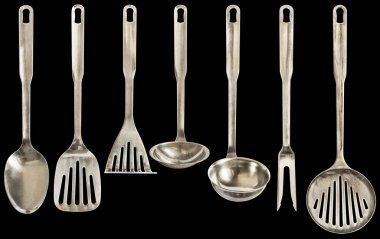 Yüksek çözünürlüklü eski Patinated yedi adet paslanmaz çelik mutfak eşyaları üzerinde izole siyah arka plan ayarlamak