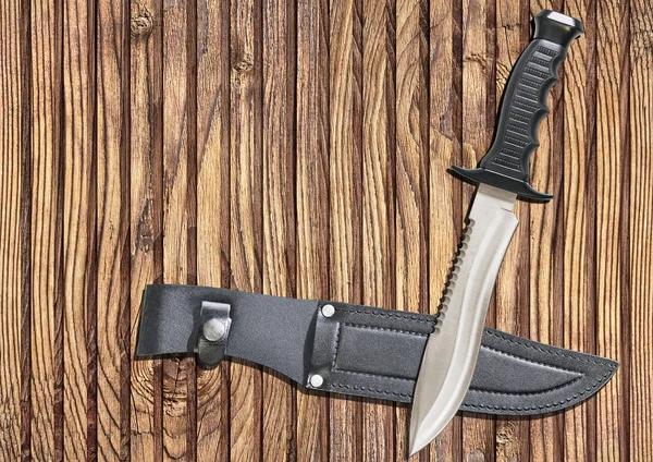 Pinewood arka plan Taktik Muharebe av hayatta kalma Sawback Bowie bıçak ile siyah deri kılıf eski dokuma