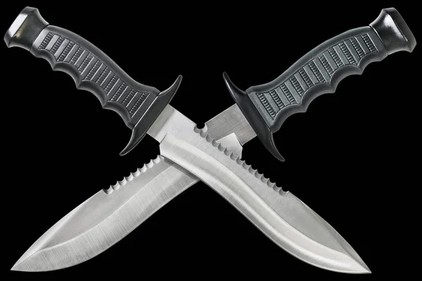 Duas facas táticas do Bowie da sobrevivência da caça do combate com lâminas cruzadas isoladas no fundo preto — Fotografia de Stock
