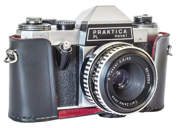 Cámara réflex de lente simple analógica vintage de 35 mm en carcasa de cuero negro aislada sobre fondo blanco — Foto de Stock