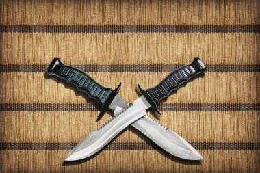 İki çapraz bıçak Taktik Muharebe av hayatta kalma Sawback Bowie bıçak sarı bükümleri kağıt parşömen yer mindere ayarla doku Vignetted