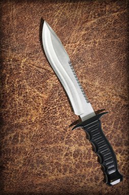 Hayatta kalma Sawback Bowie bıçak seti eski yıpranmış pörsümüş kahverengi sığır derisi üzerinde avcılık mücadele Grunge arka plan Vignetted