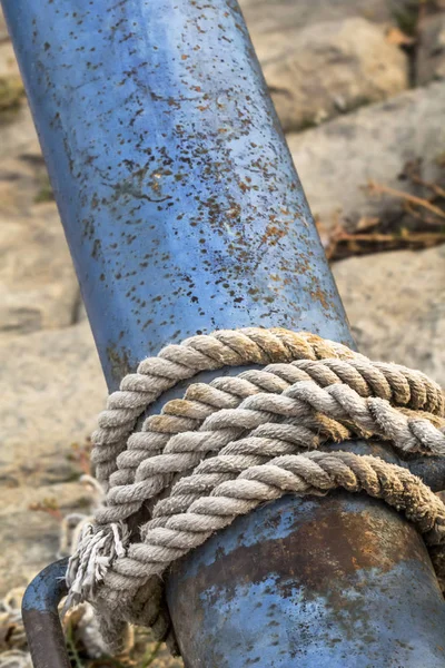 Viejo corroded río balsa cabaña hierro parachoques tubo amarrado y asegurado con gruesa cuerda — Foto de Stock
