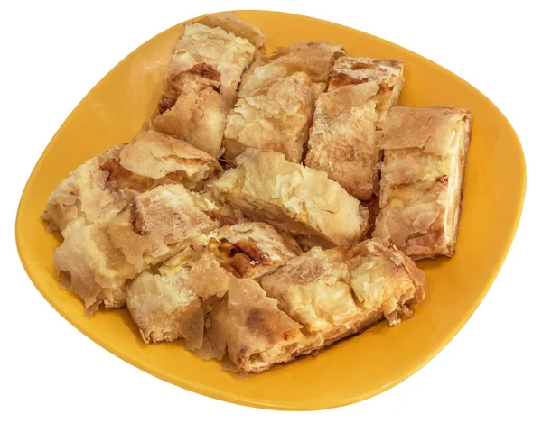 Сербский традиционный сырный пирог Gibanica ломтики предлагаются на желтой керамической пластины изолированы на белом фоне — стоковое фото