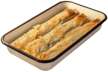 Sırp geleneksel peynir ıspanak pasta pişirme Pan beyaz arka plan üzerinde izole içinde rulo