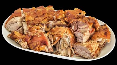 Tabak dolusu taze kavrulmuş tükürük Pork Omuz dilimleri siyah arka plan üzerine izole dikdörtgen porselen tabakta servis