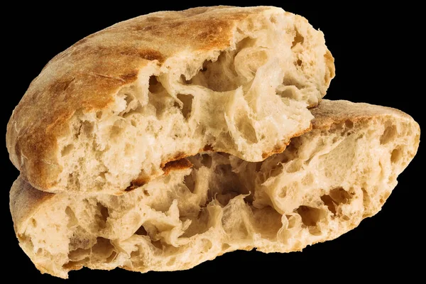 Frissen kandalló a hazai hagyományos ízletes sült kovászos kenyeret elszigetelt fekete háttér szakadt Pitta Flatbread — Stock Fotó