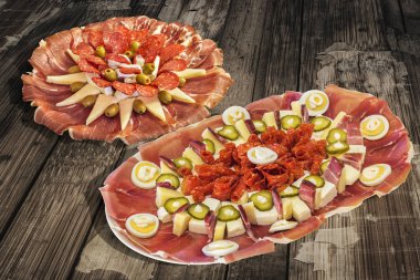 Lapa lapa Bahçe tablo Grunge yüzey lezzetli yemekleri Meze sette eski yıpranmış iki geleneksel gurme meze Lake kırık