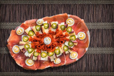 Geleneksel Sırp hoş geldiniz meze lezzetli yemek Meze sette koyu kahverengi bükümleri kağıt titreşimli