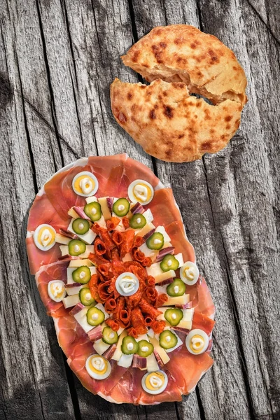 Traditional Serbian Welcome Appetizer Savory Dish Meze And Leavened Pitta Flatbread Torn Loaf Set On Old Weathered Cracked Pinewood Picnic Table — Stock Photo, Image