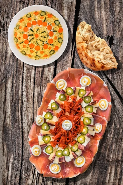 Appetizer Savory Dish Meze With Bowl Of Olivier Salad And Leavened Pitta Flatbread Torn Loaf Set On Old Weathered Cracked Pinewood Picnic Table — Stock Photo, Image