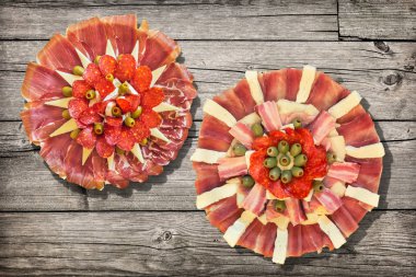 İki geleneksel Sırp hoş geldiniz meze lezzetli Meze Set yemekleri