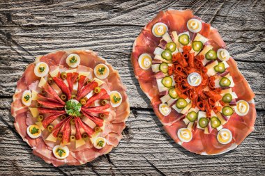 İki geleneksel Sırp hoş geldiniz meze lezzetli Meze Set yemekleri